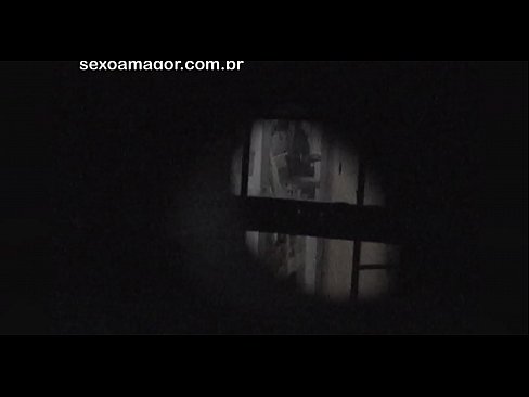 ❤️ Lourinho é secretamente filmado por um voyeur de bairro escondido atrás de tijolos ocos ️ Sexo superior em nós ❌❤