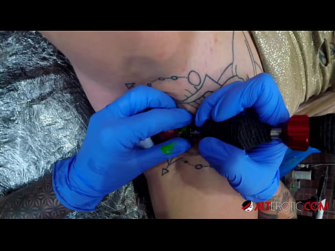❤️ Extremamente tatuada, a brasa Sully Savage fez uma tatuagem em seu clítoris ️ Sexo superior em nós ❌❤